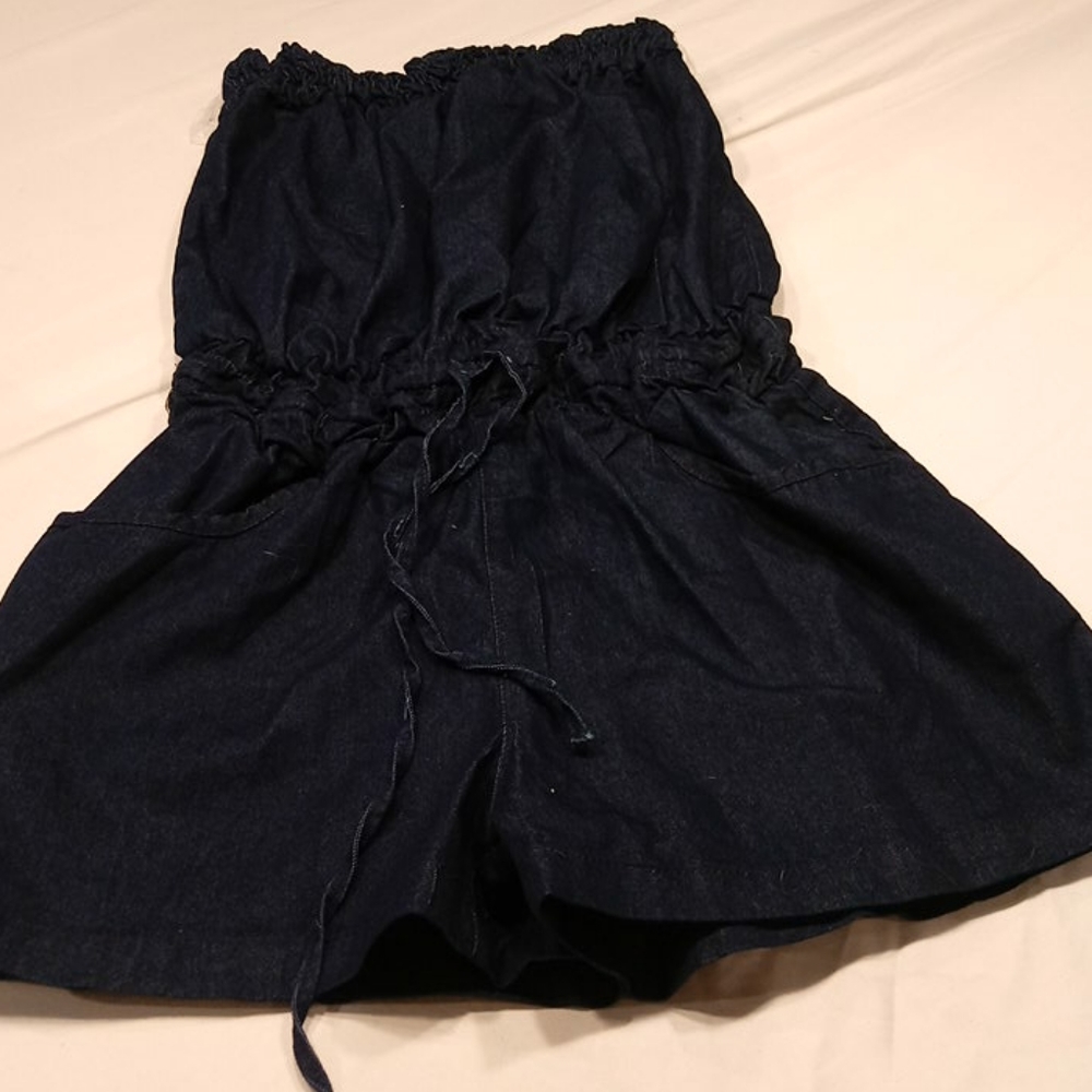 Adorable strapless short jump suit